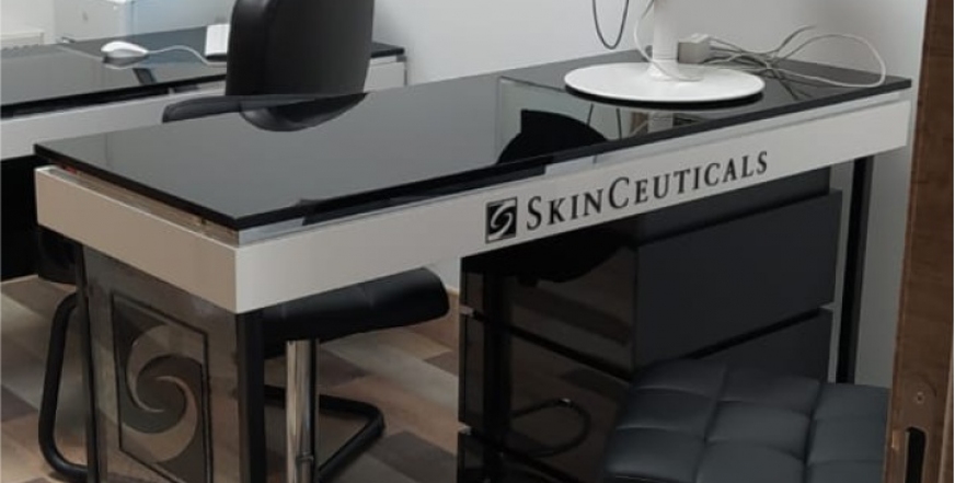Клиника SkinCeuticals Столы